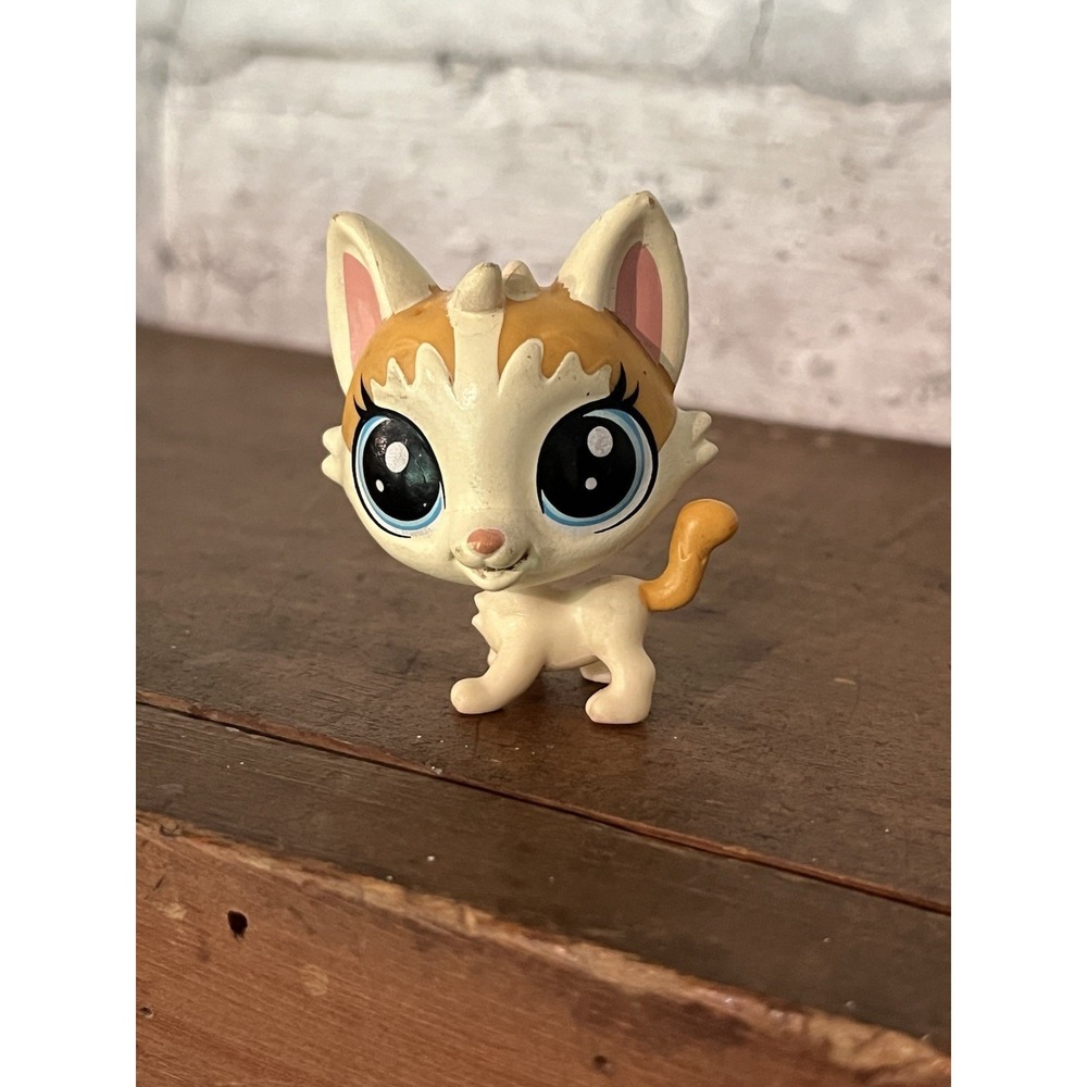 Littlest Pet Shop LPS #67 Felena Pawpaw Cat Cream Yellow Blue Eyes - Picture 1 of 5